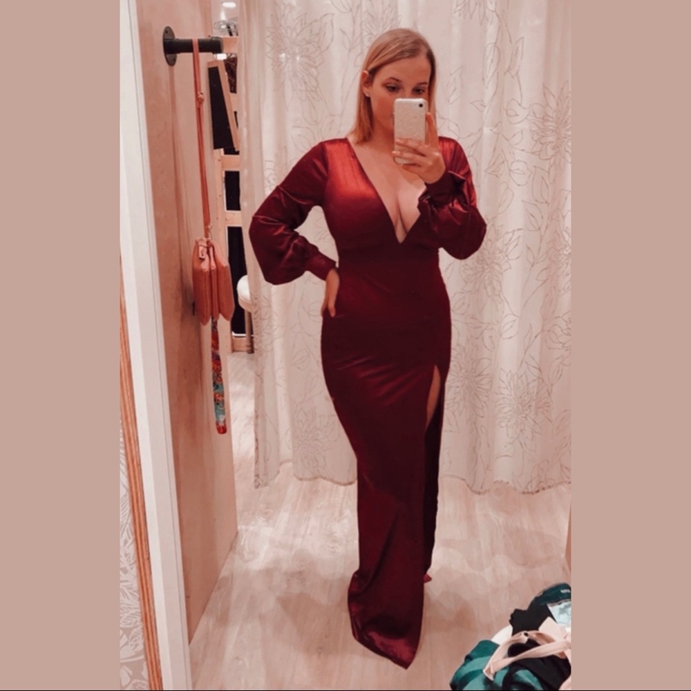 GORGEOUS red colored elegant dress size M perfect for any occasion!